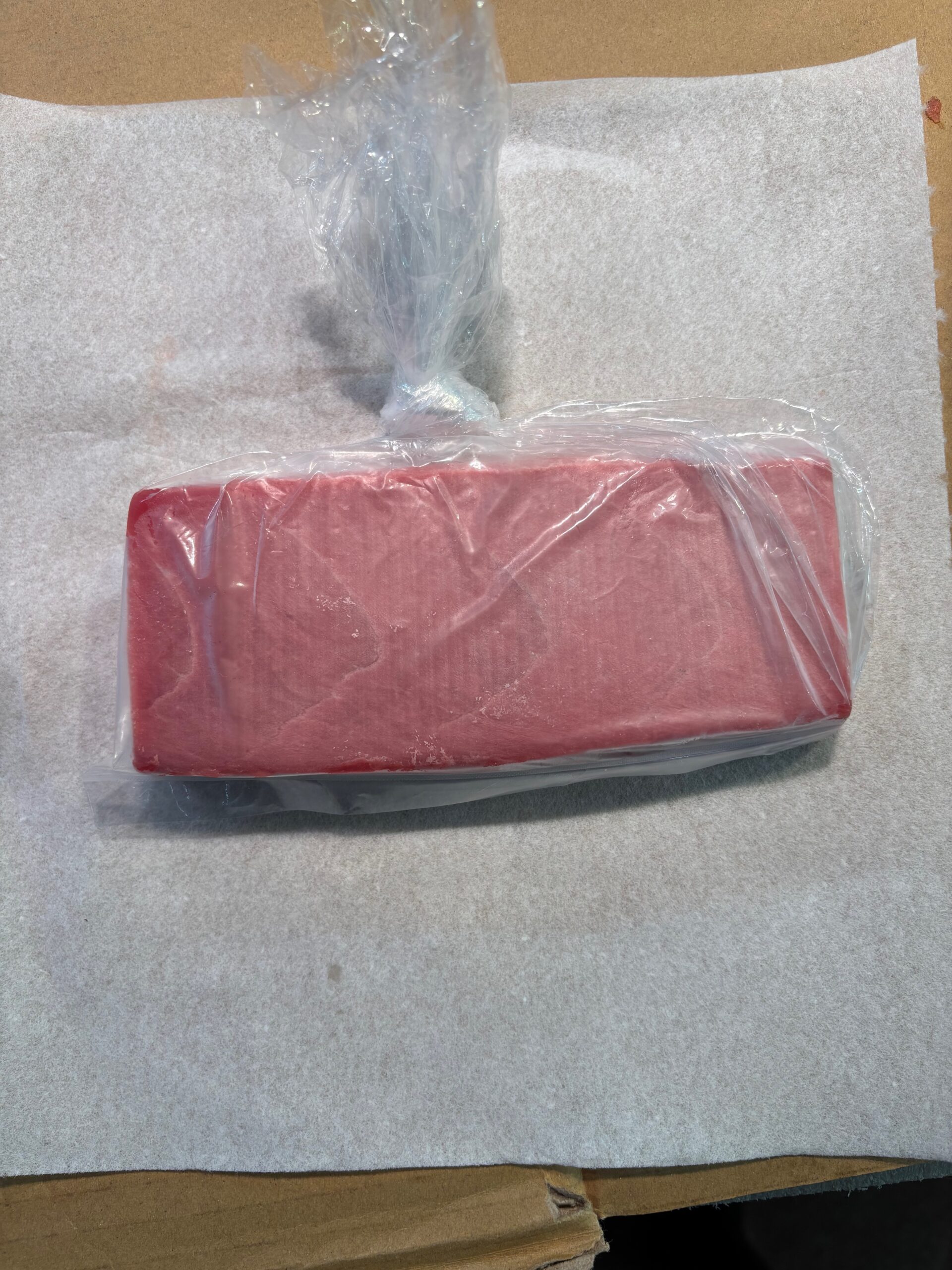冷凍本マグロ赤身の柵。袋に入れて保存した状態