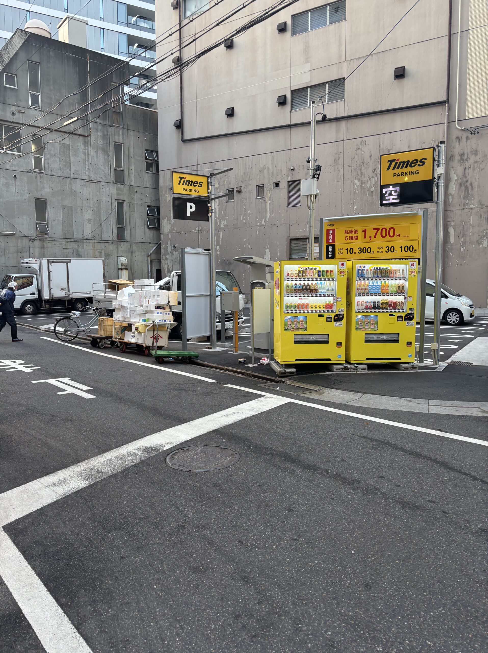 かつて魚屋などの店舗が入っていたビル