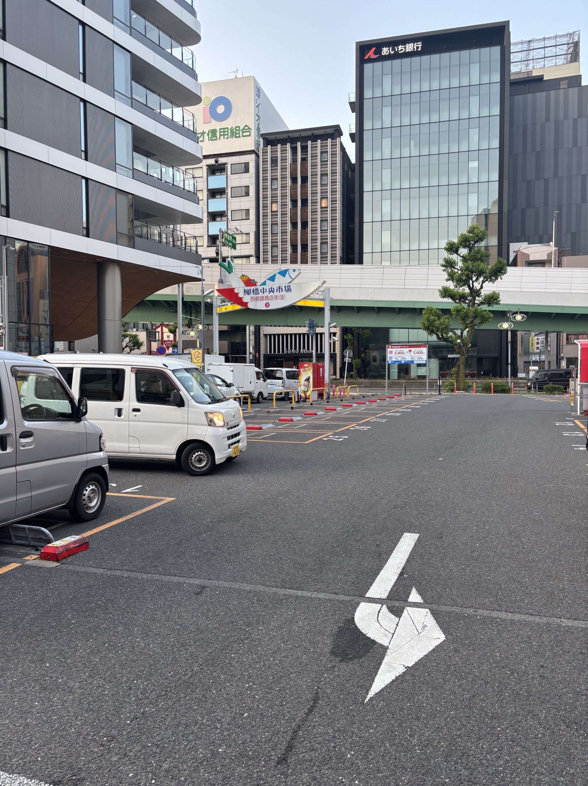 かつて魚屋などの店舗が入っていたビル
