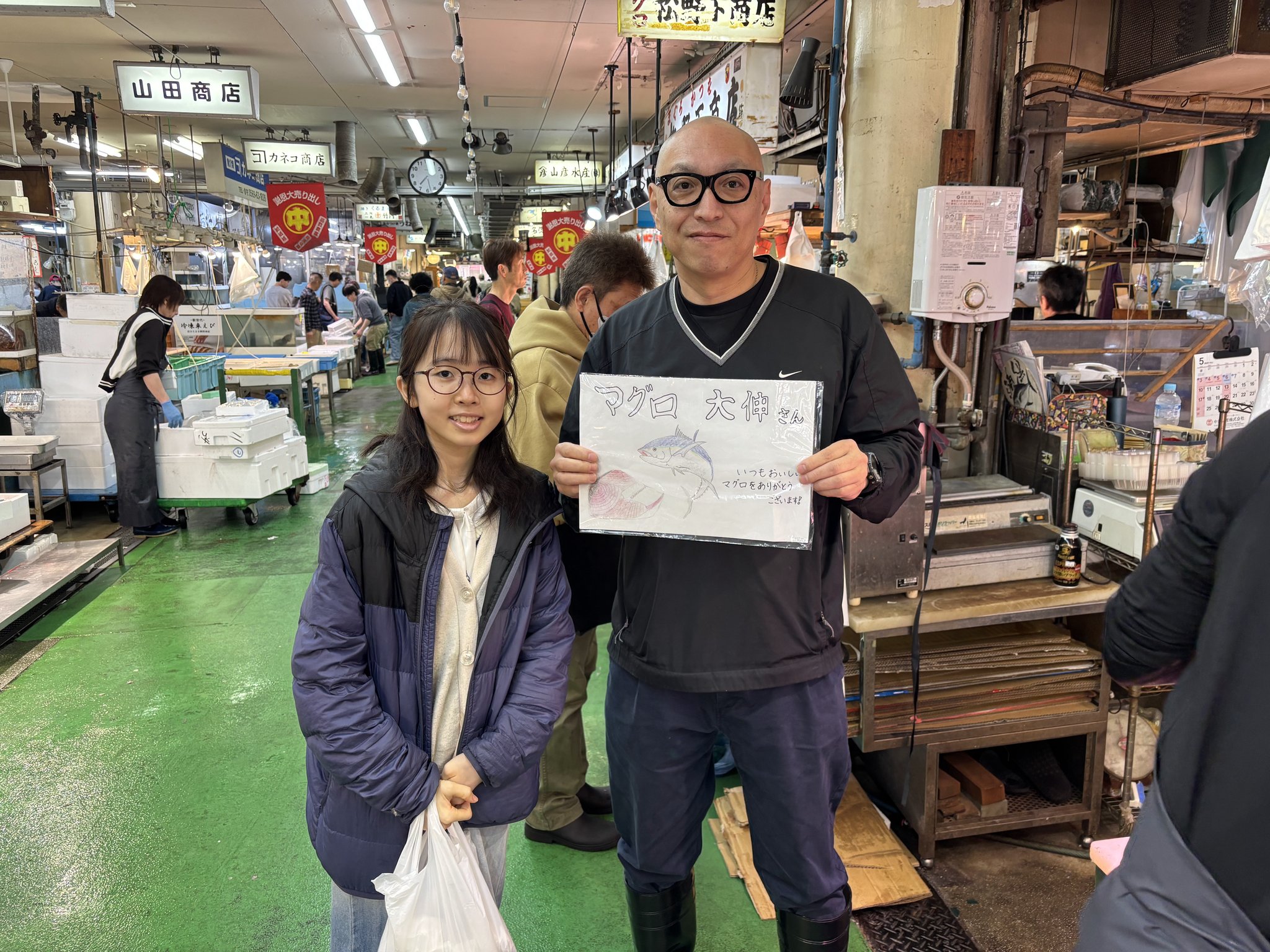 市場を楽しむお客さんと子供たち