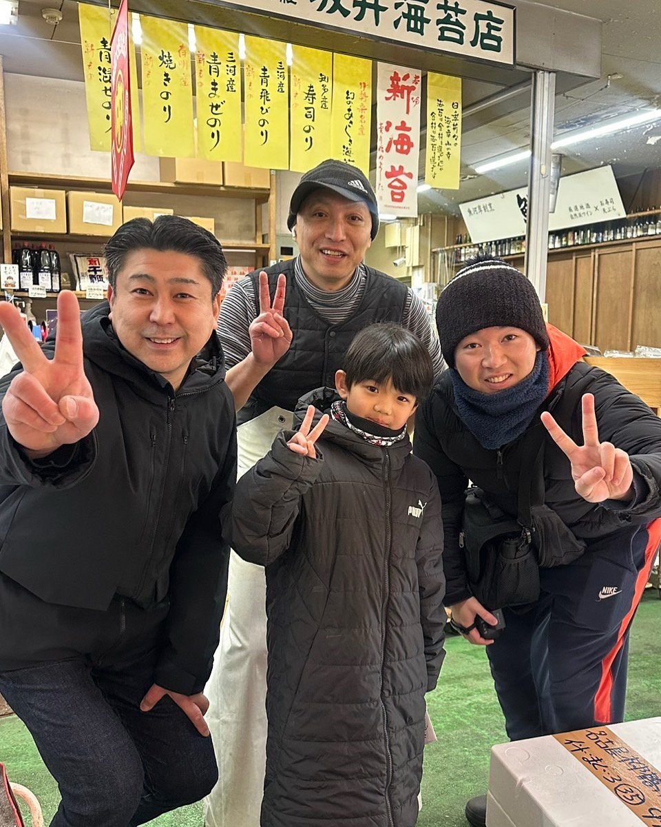 市場を楽しむお客さんと子供たち