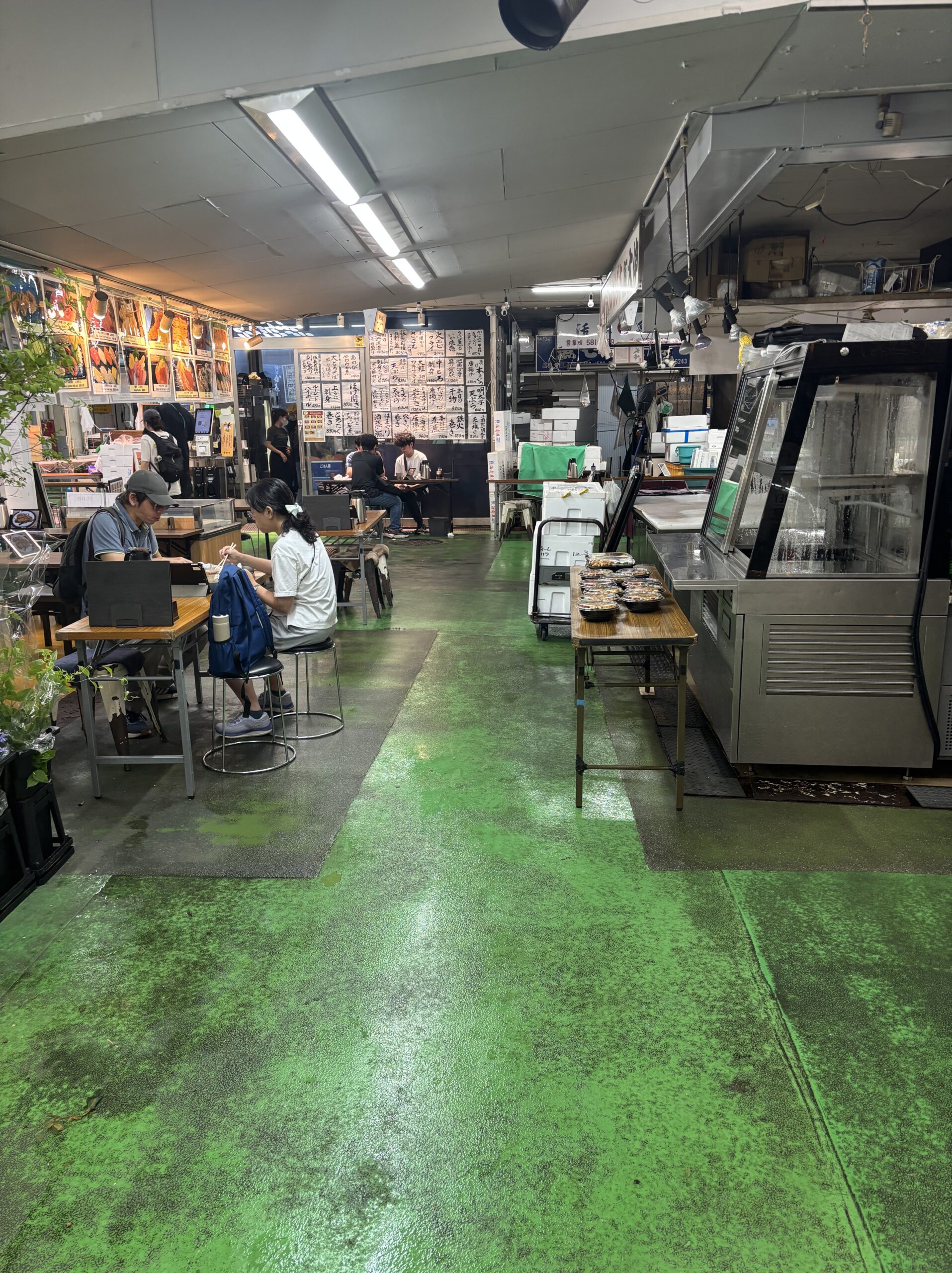 市場の通路にテーブルを並べてランチ営業する飲食店