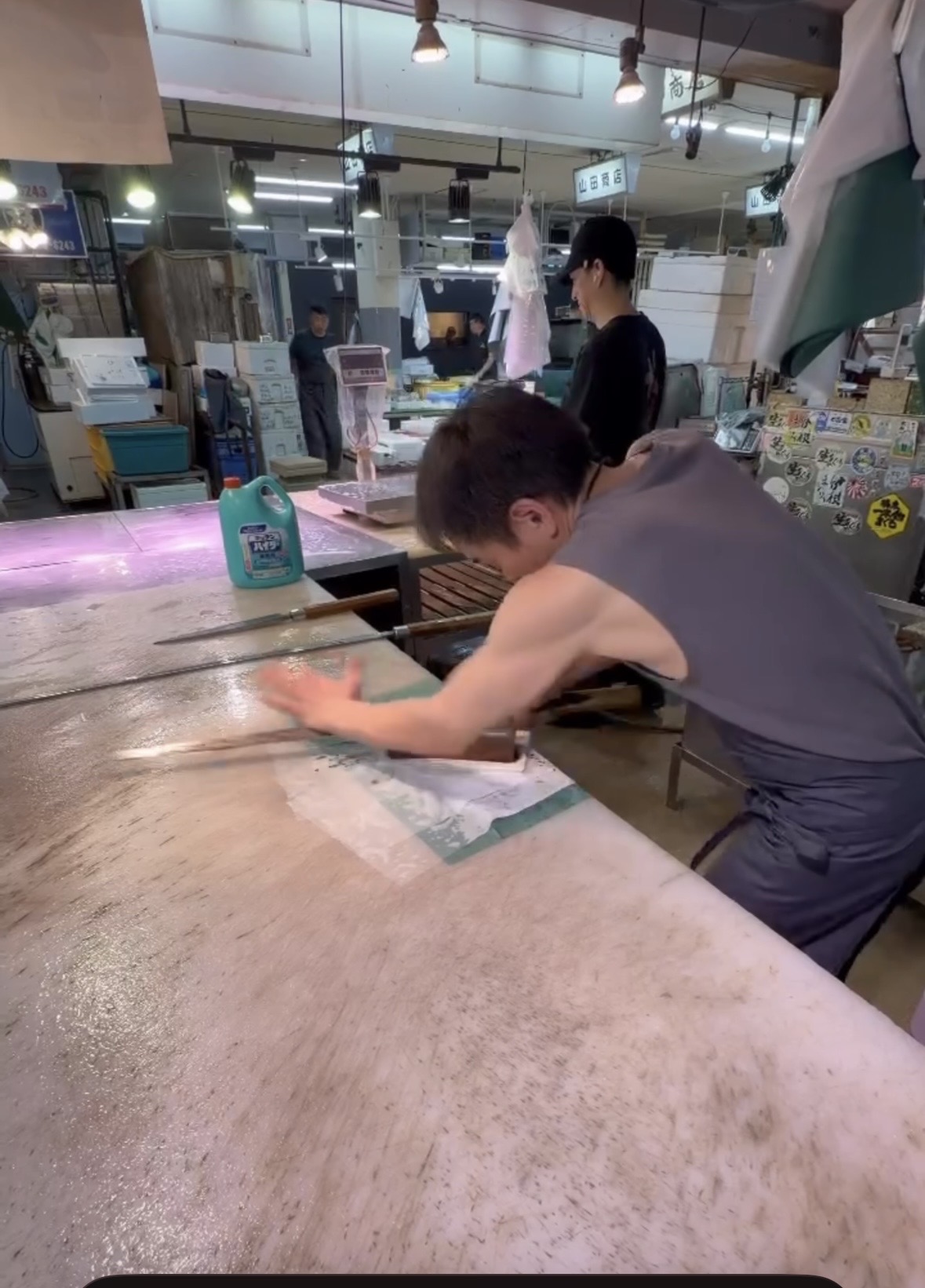 仕事終わりにマグロ包丁を研ぐ様子