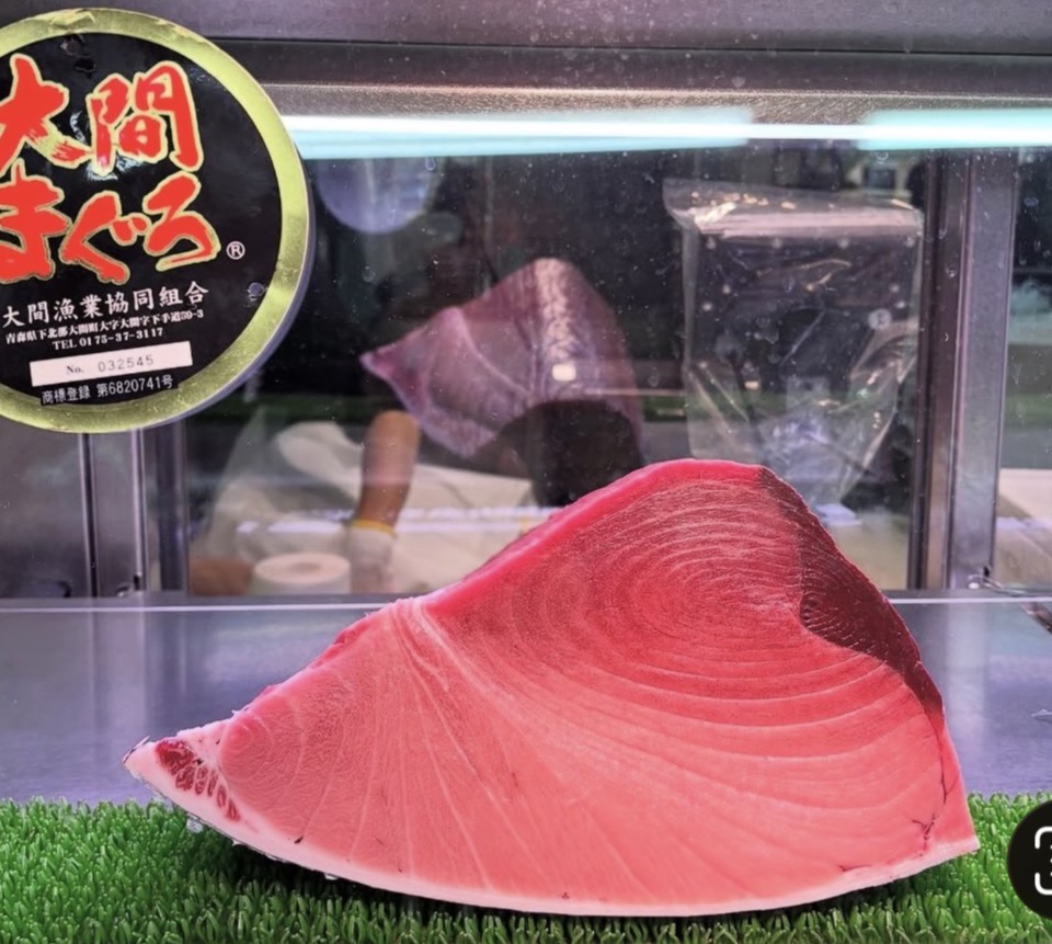 大間まぐろのラベルと本マグロの柵