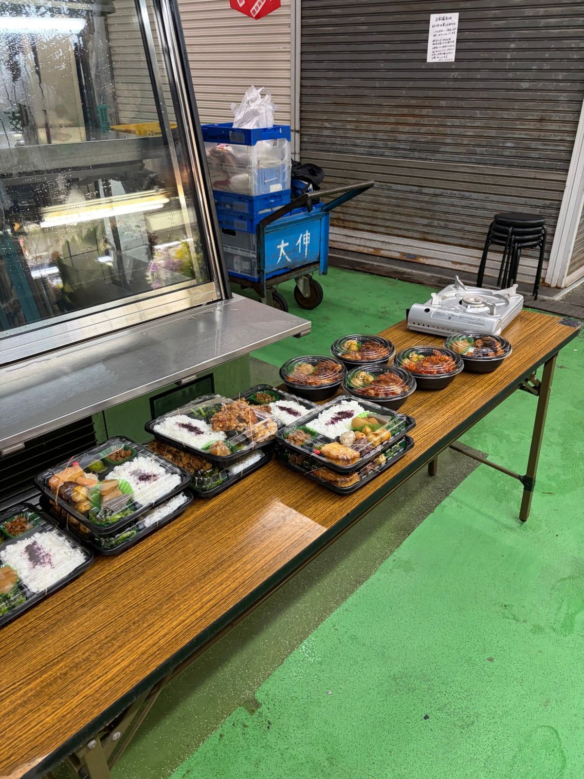 柳橋市場の通路のテーブルに並んだお弁当